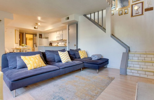 Aurora Apartamento | Convenient + Cozy Aurora Townhome Near Light Rail!