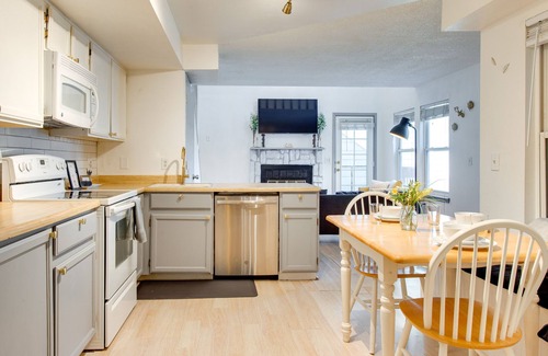 Aurora Apartamento | Convenient + Cozy Aurora Townhome Near Light Rail!