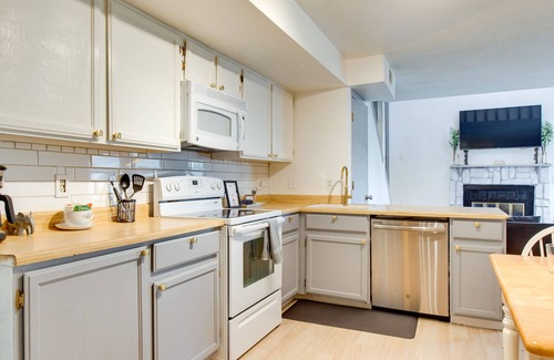 Aurora Apartamento | Convenient + Cozy Aurora Townhome Near Light Rail!
