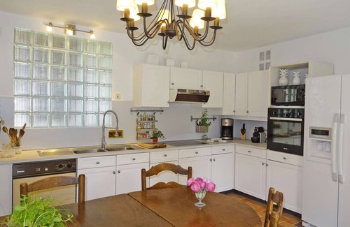 Puyvert Casa | Near Lourmarin – A character village property – Sleeps 10 to 12
