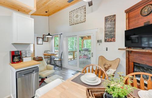 Hiawassee Casa | Near Main Street with Hot Tub Retreat in Hiawassee!