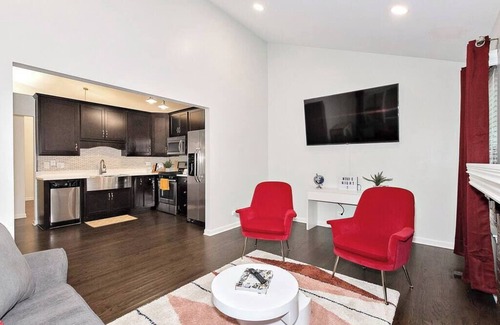 Mundelein Casa | Near Naval Base! Stylish Getaway w Netflix, Games, WiFi