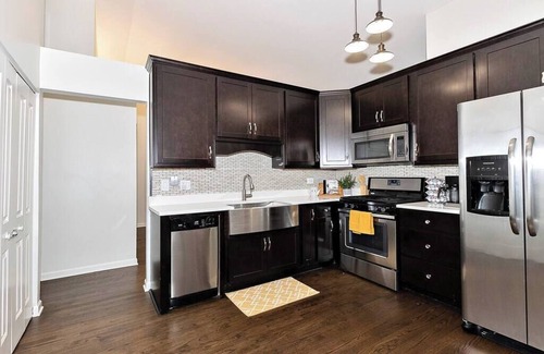 Mundelein Casa | Near Naval Base! Stylish Getaway w Netflix, Games, WiFi
