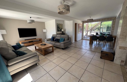 Garons Villa | Cerca de Nîmes, casa con grandes volúmenes, hermosa piscina, se admiten perros