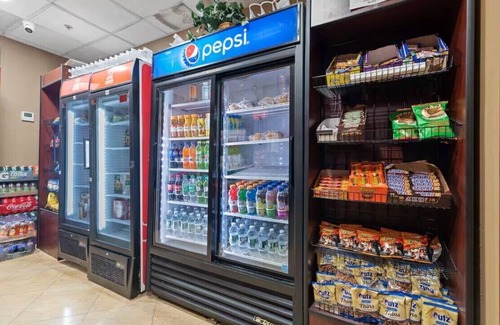 Carteret Apartamento | Near NYC Recharging Double Suite Sleeps 4 Pet Friendly