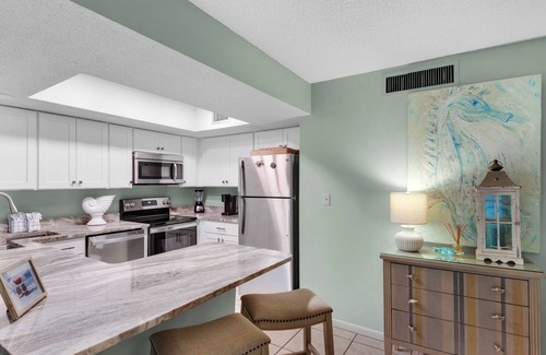 Gulf Pines Condominio | Near Pool, Playground, Walk to Beach