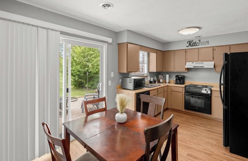 Springdale Casa | Near Razorback Stadium & Attractions, Firepit