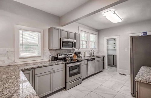 Vollintine-Evergreen Casa | Near Rhodes College & Downtown! The Rolling Stone