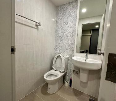 Minburi Apartamento | Near Safari Park and BTS Bangchan condo swimming, fitness, cooking, family-friendly rental