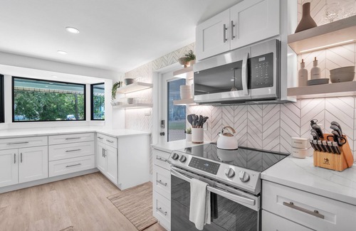 Gulf Gate Estates Cabaña | Near Siesta Key with Private Pickleball Court and Heated Saltwater Pool with Spa