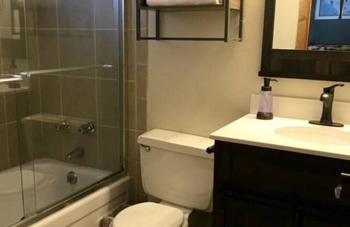 Pioneer Trail Casa | ¡NUEVO LISTADO! Rústico, acogedor ... Excelente ubicación! Renovado, único, moderno, bañera de hidromasaje NUEVO!