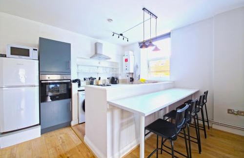 Abbey Apartamento | Near South Wimbledon Station, 2BR, Sleep 7, King beds