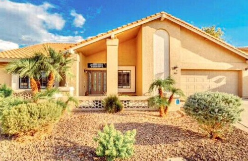 Avondale Casa | Near State Farm, Spring Training, NASCAR and more-Lakefront with Private Pool!!
