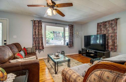 Mammoth Spring Casa | Near State Park and Spring River Family Gem with Yard