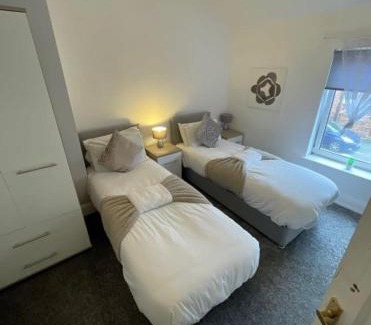 Peterlee Casa | Near the Beach 3Bedroom Apartment WIFI Modern & Spacious Sleeps 6