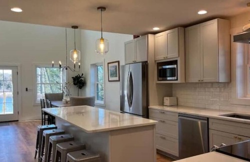 Lincoln Casa | Near the beaches and the DE TURF, a newly built, secluded home with a water view