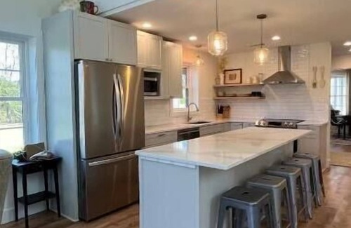 Lincoln Casa | Near the beaches and the DE TURF, a newly built, secluded home with a water view