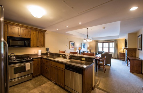 Crested Butte Cabina | Cerca de las pistas! Brillante + moderno condominio con chimenea