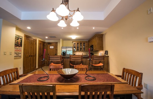 Crested Butte Cabina | Cerca de las pistas! Brillante + moderno condominio con chimenea