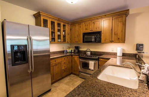 Crested Butte Cabina | Cerca de las pistas! Brillante + moderno condominio con chimenea