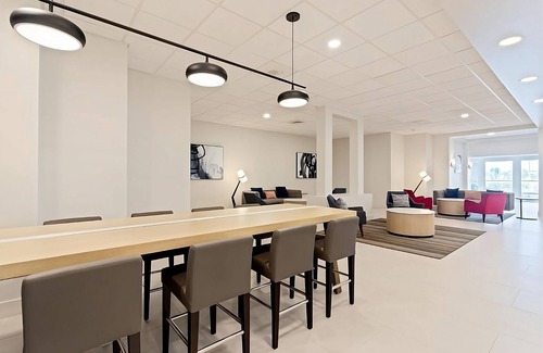 Florida Center Hotel | Near to Local Attractions! 2 Amazing Rooms w/ 2 Double Beds, Self-Parking, Pool