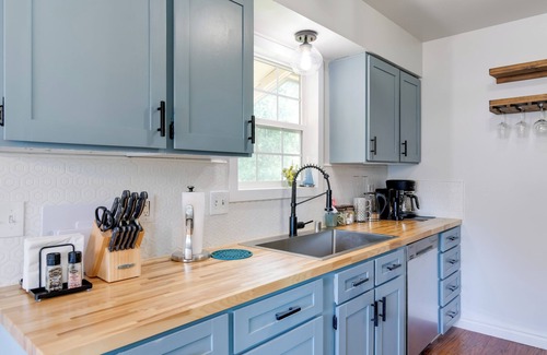 Scenic Foothills Apartamento | Near Trails & Town: Anchorage Apt w/ Shared Yard