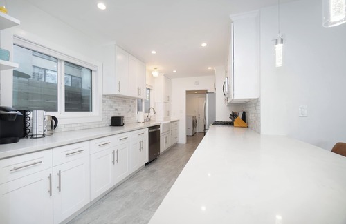 Valley Village Casa | Near Universal/Huge heated POOL/Pergola/Games!