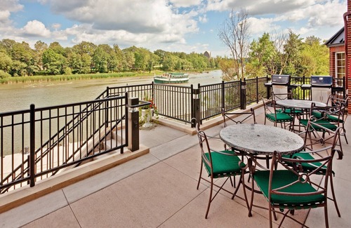 Rochester Condominio | Near University of Rochester. Free Breakfast Buffet, Pool, Gym, Business Center.
