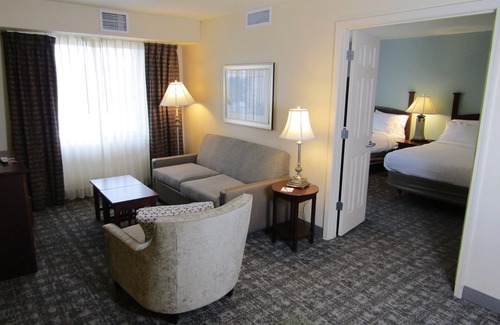 Rochester Condominio | Near University of Rochester. Free Breakfast Buffet, Pool, Gym, Business Center.