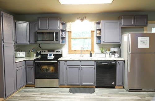 Cullowhee Cabina | Near WCU~Fire Pit~Hot Tub~Game Room~River Front!