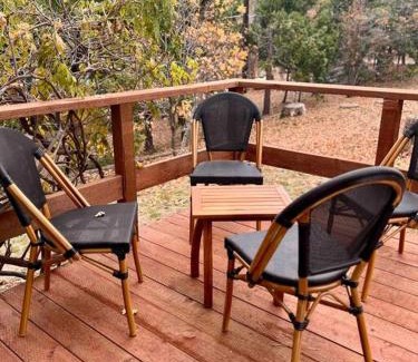 Oakhurst Villa | Near Yosemite, A Tranquil Getaway with Creek Frontage