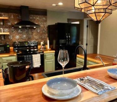 Oakhurst Villa | Near Yosemite, A Tranquil Getaway with Creek Frontage