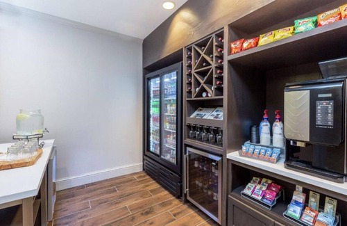 San Leandro Casa | Near Zoo, Arena, and OAK Airport !!