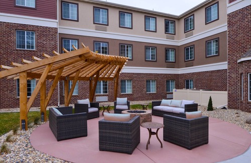 Sioux Falls Condominio | 10 minutos del zoológico | Piscina cubierta + bañera de hidromasaje + desayuno gratuito