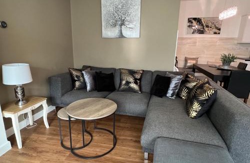 Street Apartamento | Nearby Glastonbury, Next to Street Town Centre - Ground Floor Large 3 BD With Parking, Sleeps Up to 6