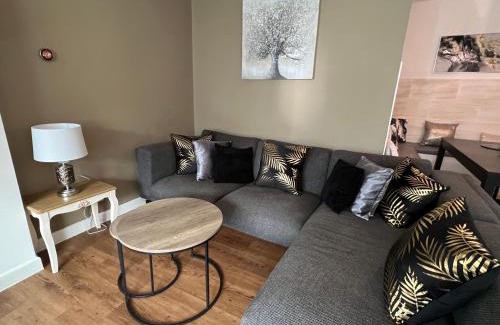 Street Apartamento | Nearby Glastonbury, Next to Street Town Centre - Ground Floor Large 3 BD With Parking, Sleeps Up to 6