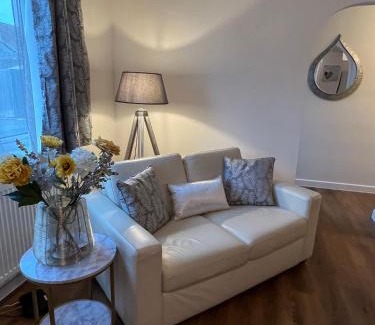 Street Apartamento | Nearby Glastonbury, Next to Street Town Centre - Ground Floor Large 3 BD With Parking, Sleeps Up to 6