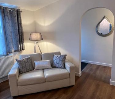 Street Apartamento | Nearby Glastonbury, Next to Street Town Centre - Ground Floor Large 3 BD With Parking, Sleeps Up to 6