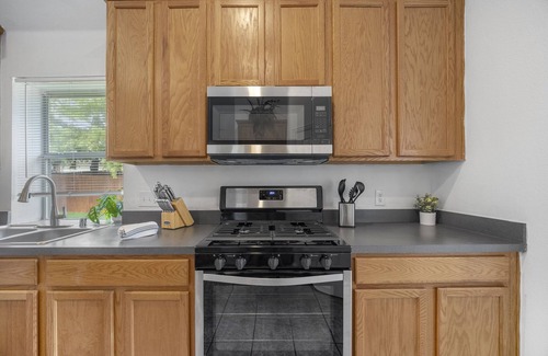 Garland Casa | Nearby lake & highway access | Huge backyard