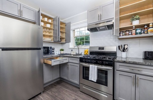 West Hartford Apartamento | Nearest to Blue Back Square - Affordable w/KING Bed