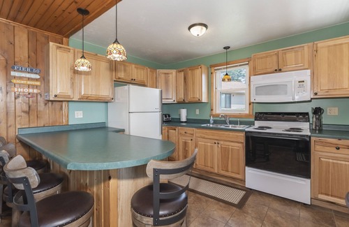 Three Lakes Cabina | Neat and Clean Cottage on Virgin Lake... Pier Included!