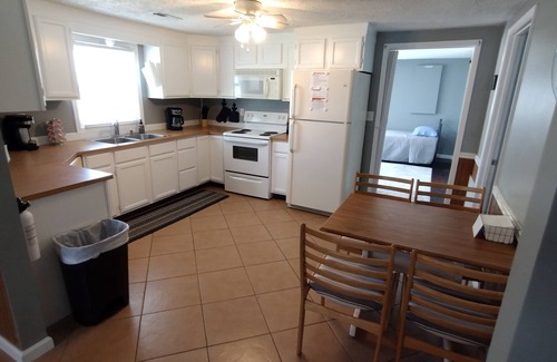 Port Clinton Casa | Neat,clean relaxed atmosphere located just outside of town .
