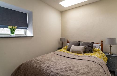 Beaumaris Casa | Neat Cottage, seaside cosy converted barn for 4