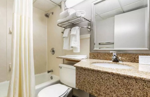 New Cumberland Casa | Neat room with bath close to the State Capital
