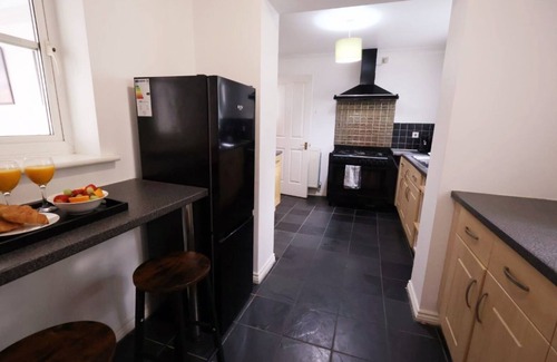 Marston Green Casa | NEC | BHX | HS2 | 4 Bedroom House | 3 Bathrooms | Free Parking | Pet Friendly