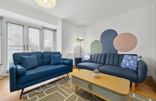 Hampton-in-Arden Casa | NEC Birmingham Airport Modern Village Retreat, Sleeps 7, Free Parking