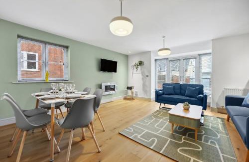 Hampton-in-Arden Casa | NEC Birmingham Airport Modern Village Retreat, Sleeps 7, Free Parking