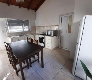 Necochea Casa | Necochea-Casa para hasta 4 personas!
