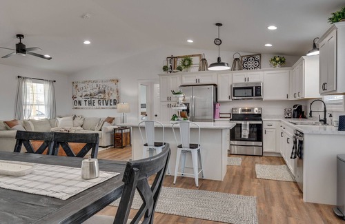 Decaturville Casa | Need a break? Love to fish, boat or play golf? The White House is perfect.