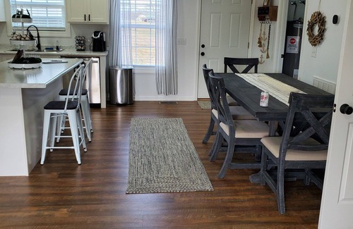 Decaturville Casa | Need a break? Love to fish, boat or play golf? The White House is perfect.